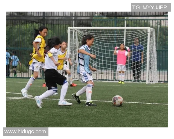 开宝马的足球明星们如何在绿茵场上展现风采与豪华生活的完美结合